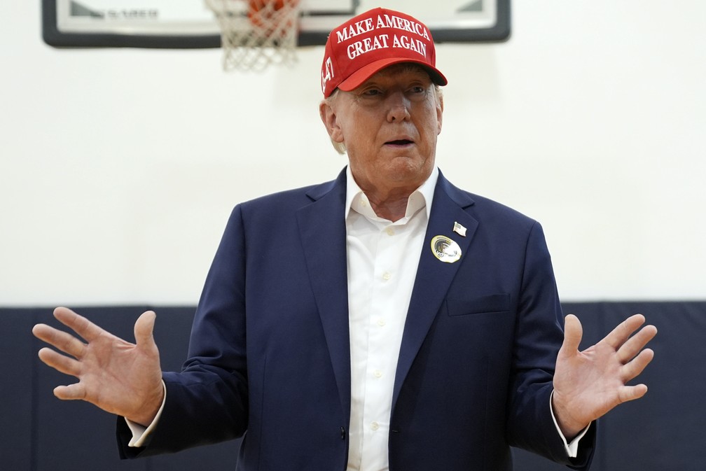 O candidato presidencial republicano, ex-presidente Donald Trump, discursa após votar no Centro Recreativo Morton and Barbara Mandel, em Palm Beach, Flórida — Foto: Evan Vucci/AP