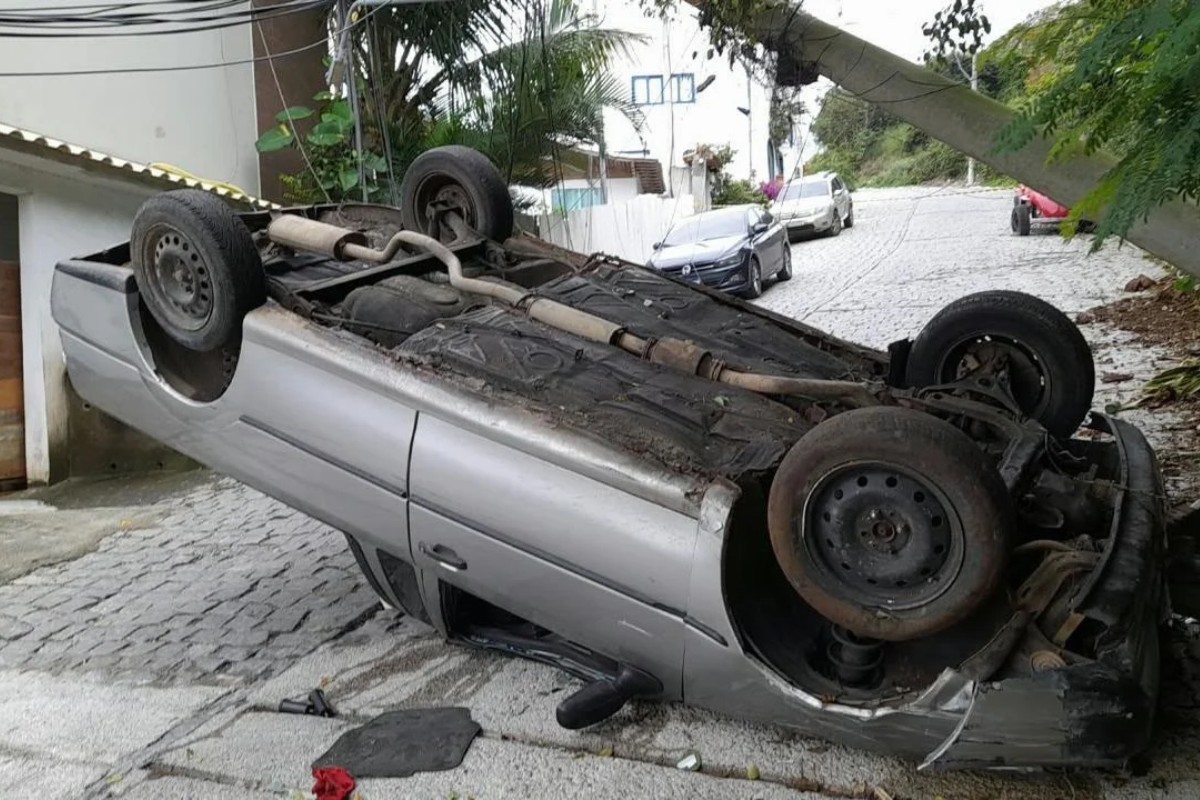 Com as rodas para cima: carro capota, derruba poste e deixa dois feridos em Arraial do Cabo