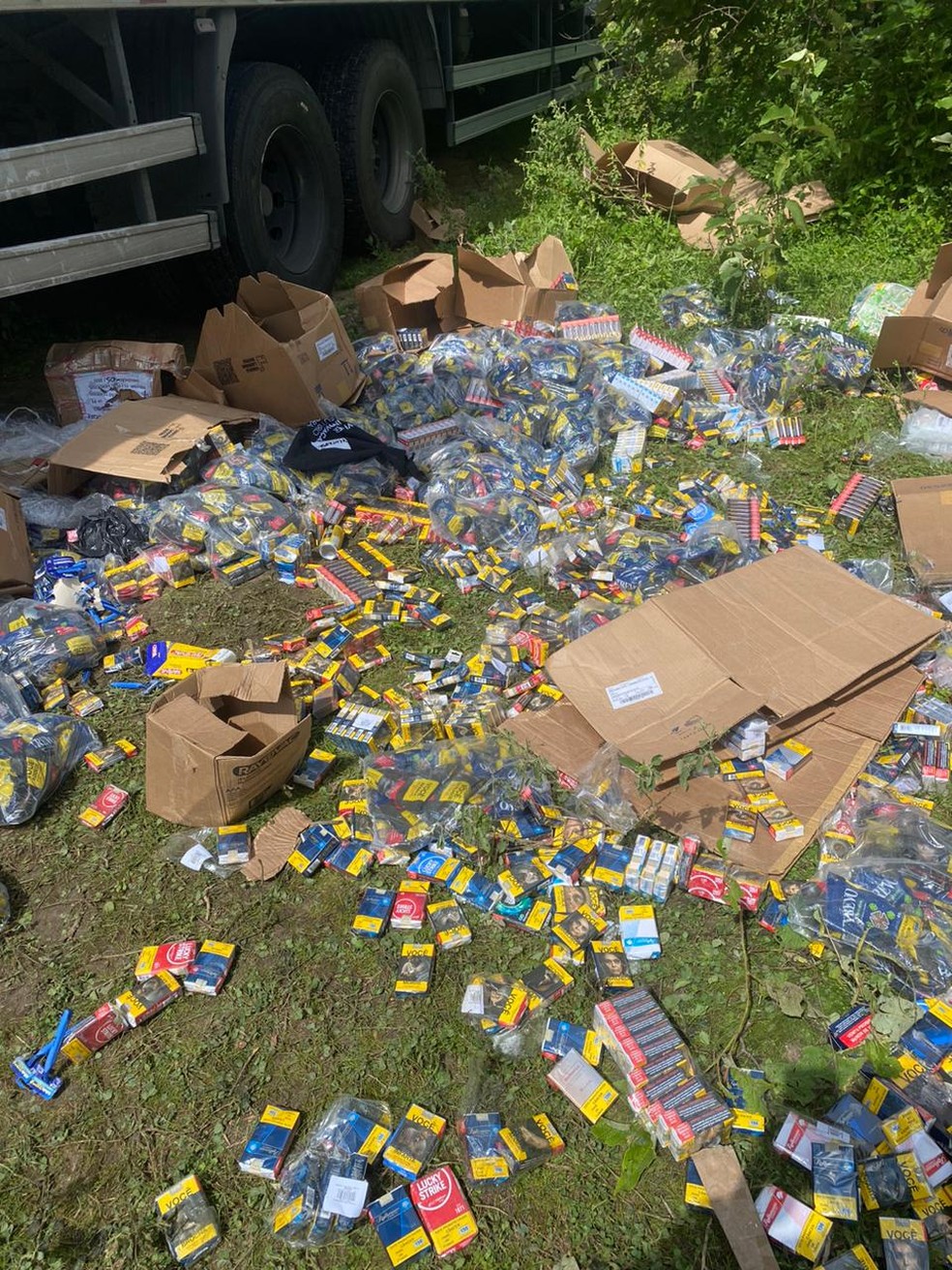 Polícia Militar recupera carga de cigarros outros produtos avaliada em R$ 1,2 milhão — Foto: Foto: Divulgação
