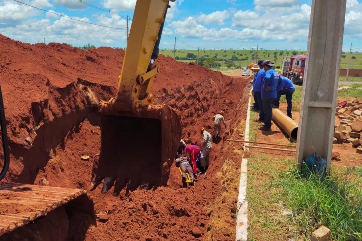 Obra de esgoto desaba e deixa dois trabalhadores soterrados em MS