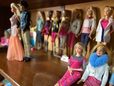 Fã da Barbie investe R$ 15 mil em 100 bonecas e coleção tem