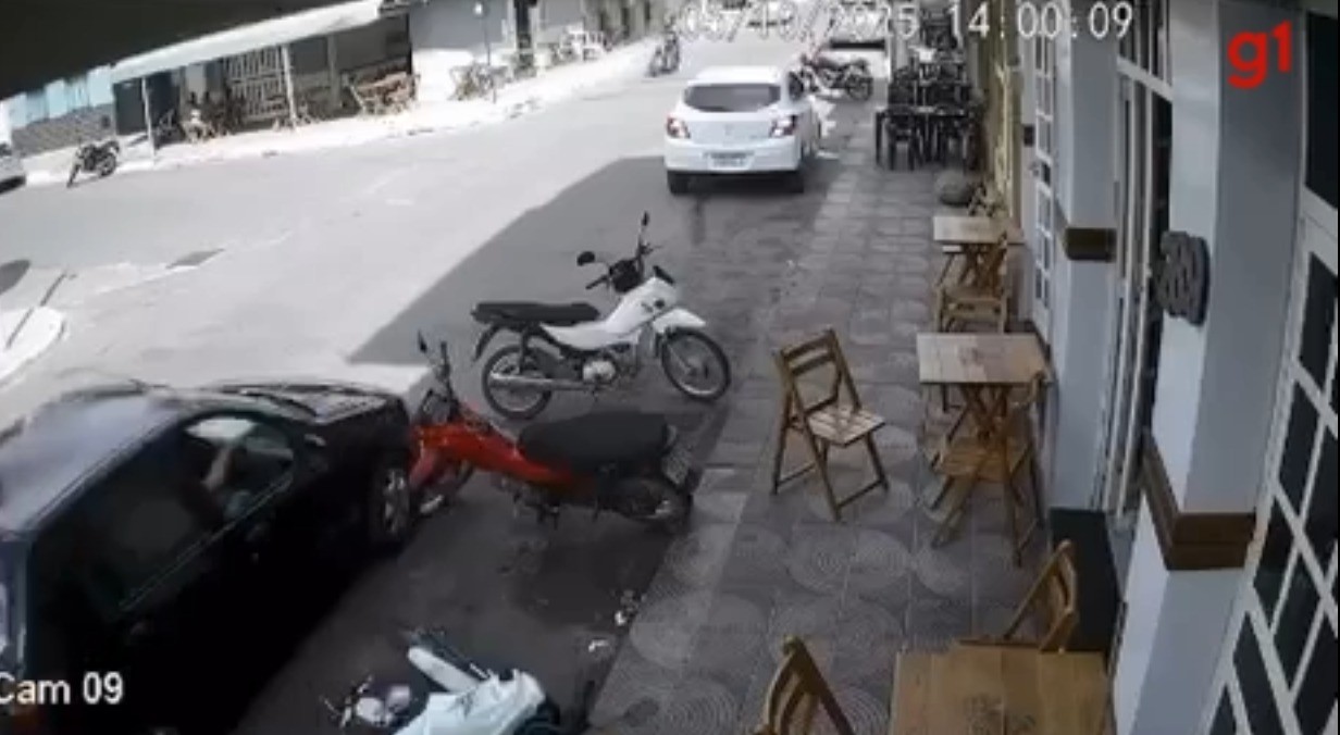 Motorista bêbado bate em motos estacionadas e é preso após ser contido por comerciante, em MG