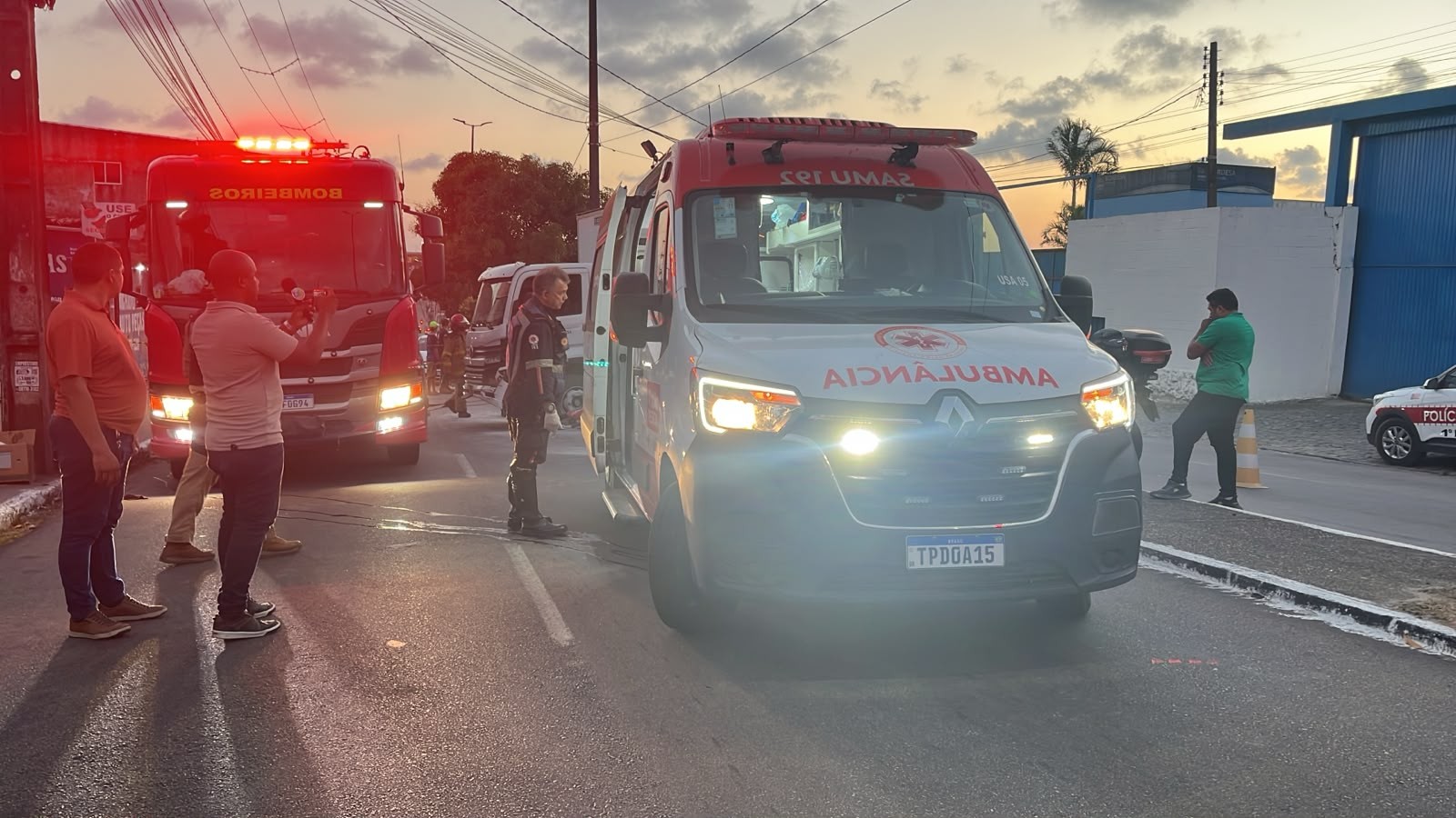 Acidente entre caminhão, moto e bicicleta deixa um homem morto e outro ferido em João Pessoa 