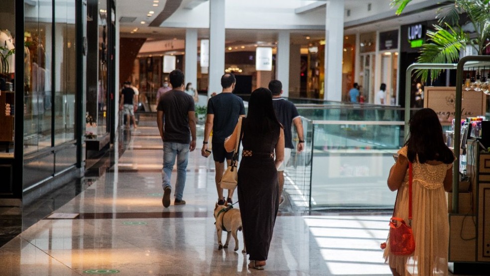Lojas em shoppings e nas ruas participam de Dia Livre de Impostos, em Fortaleza e no Eusébio — Foto: Thiago Gadelha/SVM