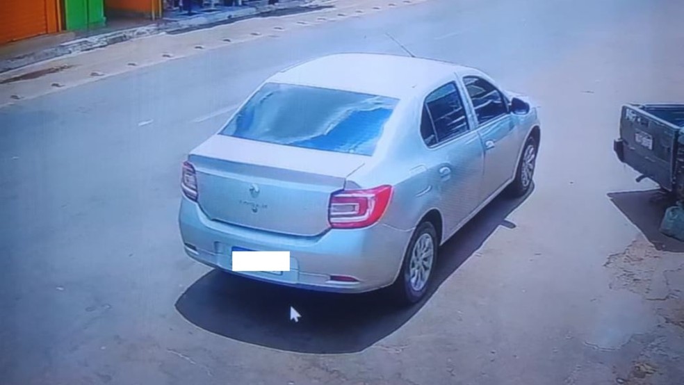 Idosa ficou no carro dos golpistas enquanto eles sacavam dinheiro da conta dela. — Foto: Reprodução