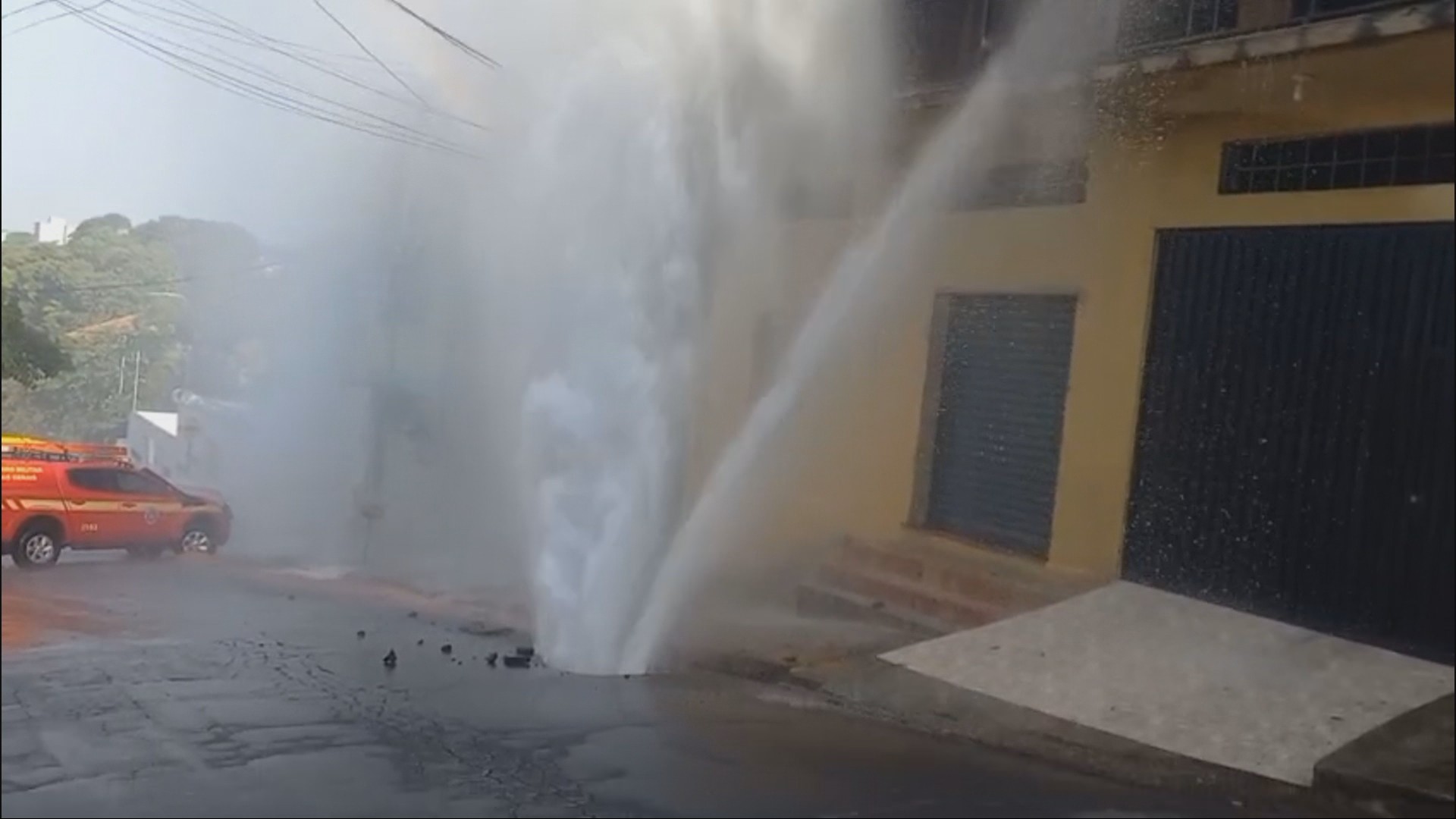 Adutora da Copasa rompe, atinge casa e deixa cinco pessoas ilhadas na Grande BH; VÍDEOS