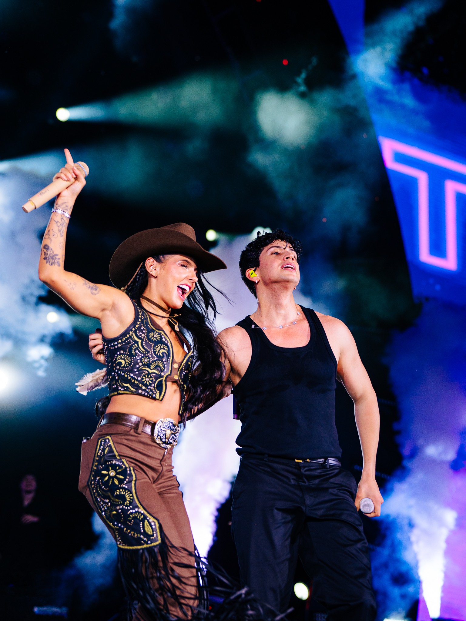 Léo Foguete faz farra com Ana Castela no palco do Ribeirão Rodeo Music em Ribeirão Preto, SP