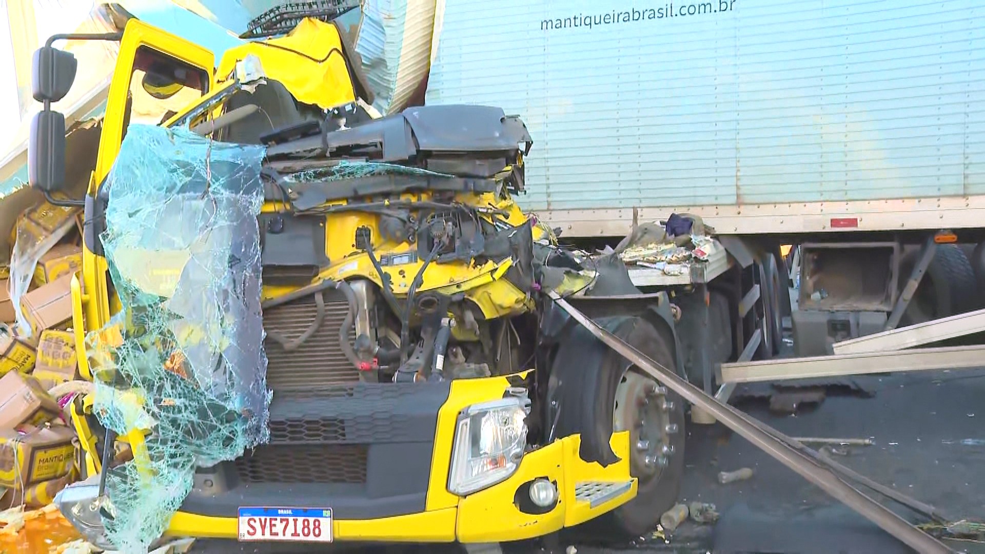 Caminhões que carregavam ovos batem na Via Dutra e fecham pista sentido Rio