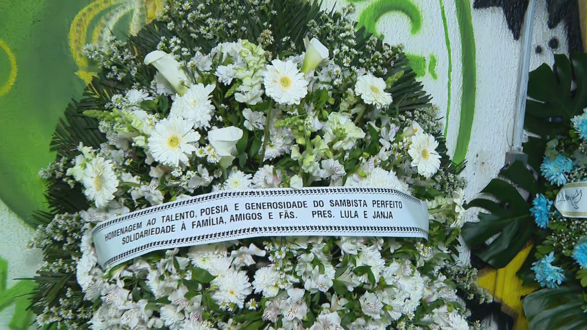 Quadra do Império Serrano é preparada para velório de Arlindo; coroa de flores de Lula e Janja é uma das primeiras a chegar