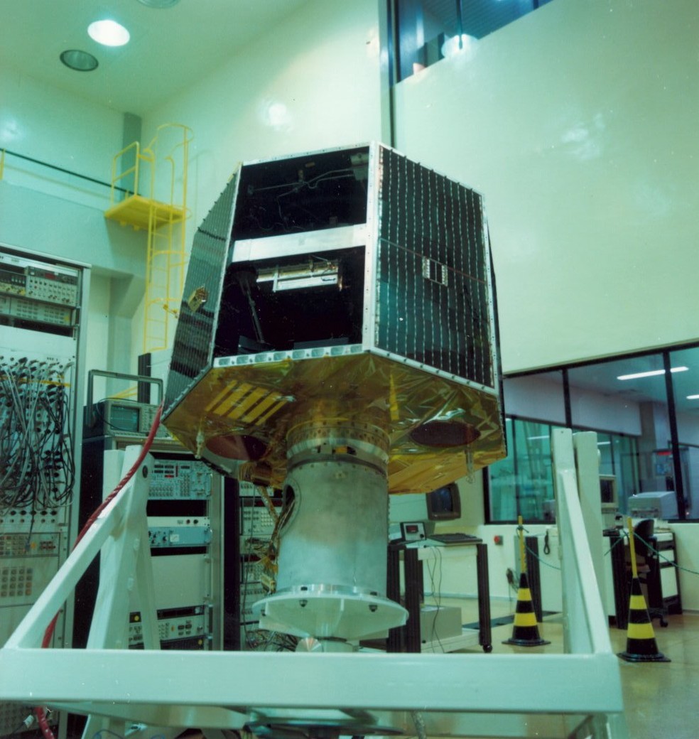 SCD-1. o primeiro satélite construído no Brasil e recordista mundial como equipamento há mais tempo em operação na órbita da Terra — Foto: Divulgação/INPE