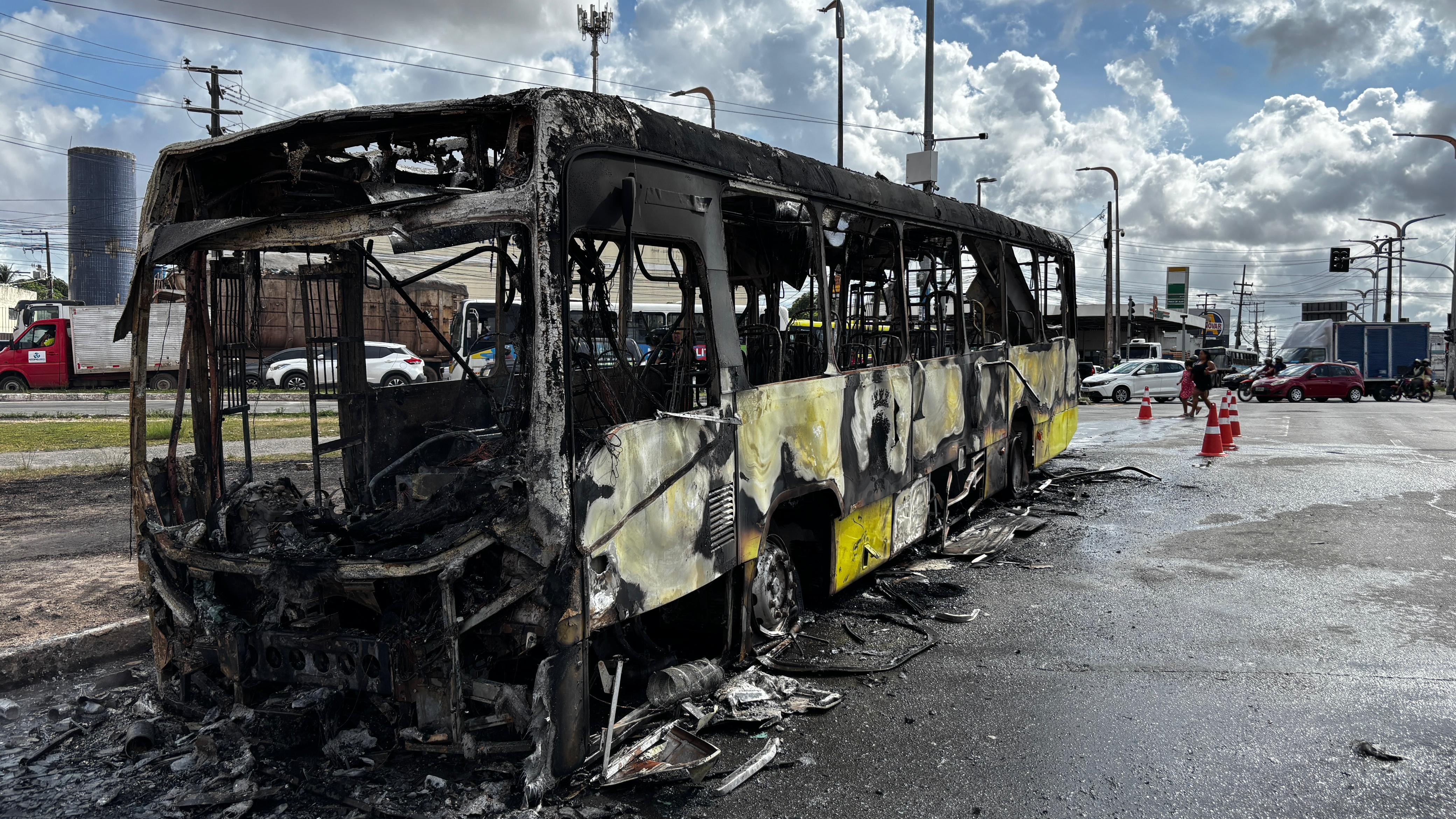 VÍDEO: Ônibus pega fogo no bairro Forquilha, em São Luís