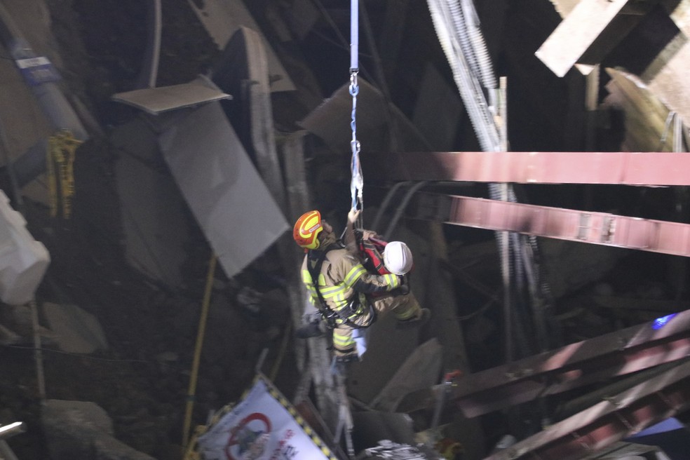Resgate de um trabalhador preso nos escombros de desabamento na Coreia do Sul — Foto: Associated Press