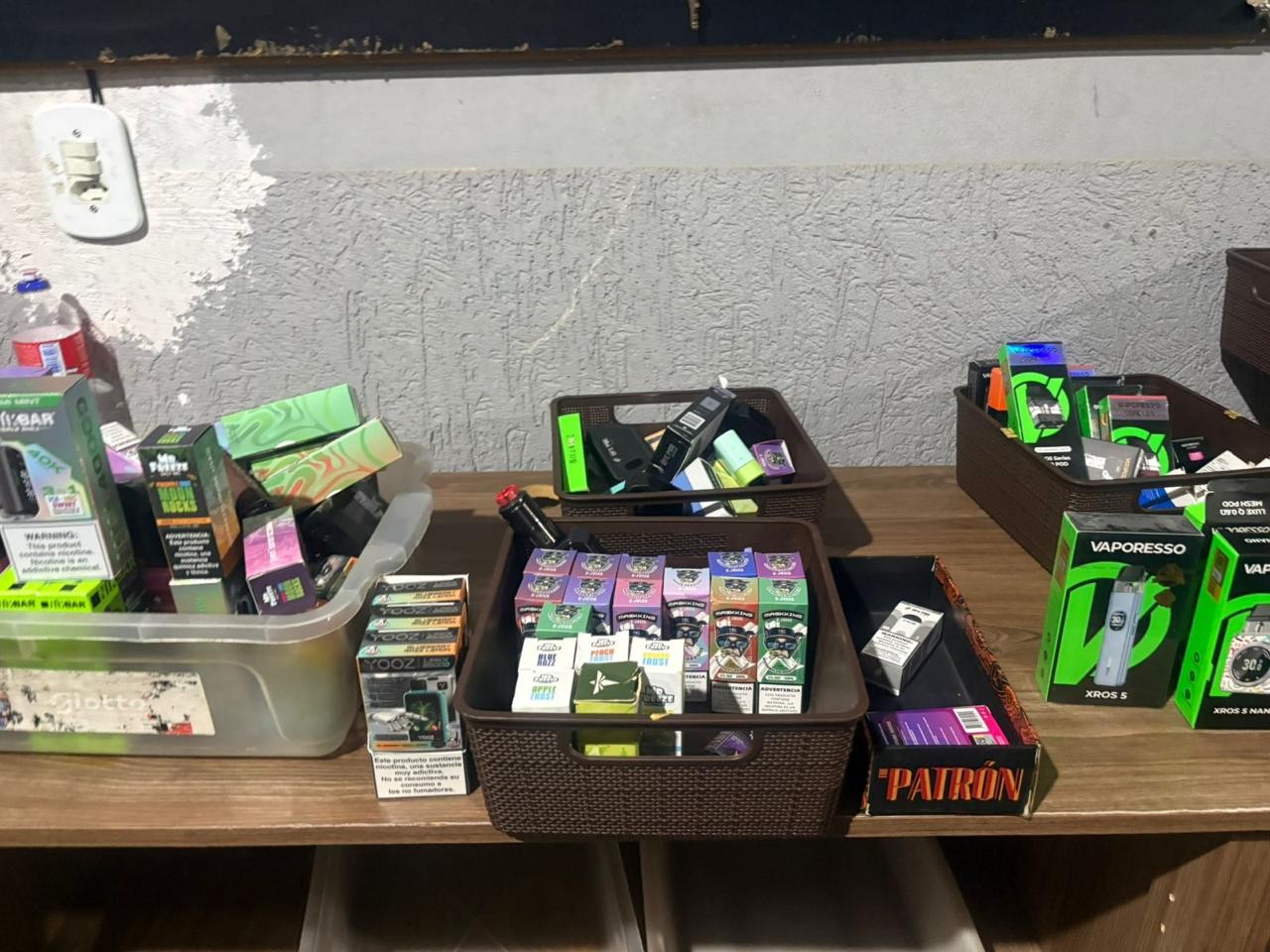 Dono e vendedor de tabacaria em Ceilândia são presos por vender 'vapes'