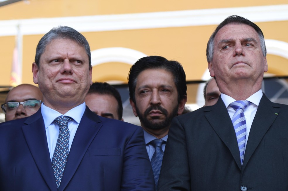 Ricardo Nunes (no meio, ao fundo) e Jair Bolsonaro em cerimônia de aniversário da Rota, batalhão da PM de SP, em outubro. — Foto: TOMZÉ FONSECA/FUTURA PRESS/ESTADÃO CONTEÚDO
