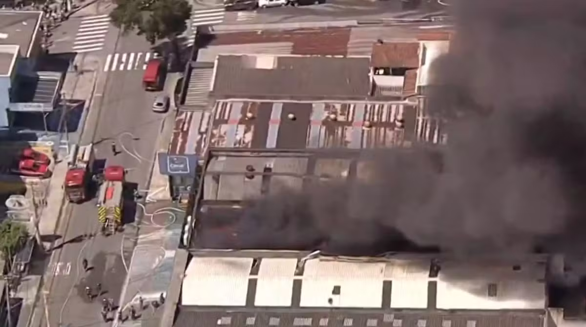 Incêndio atinge loja de tintas em Santo André, na Grande SP