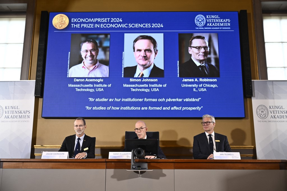 Nobel de Economia 2024 vai para Daron Acemoglu, Simon Johnson e James A. Robinson — Foto: Christine Olsson / TT / TT NEWS AGENCY / AFP