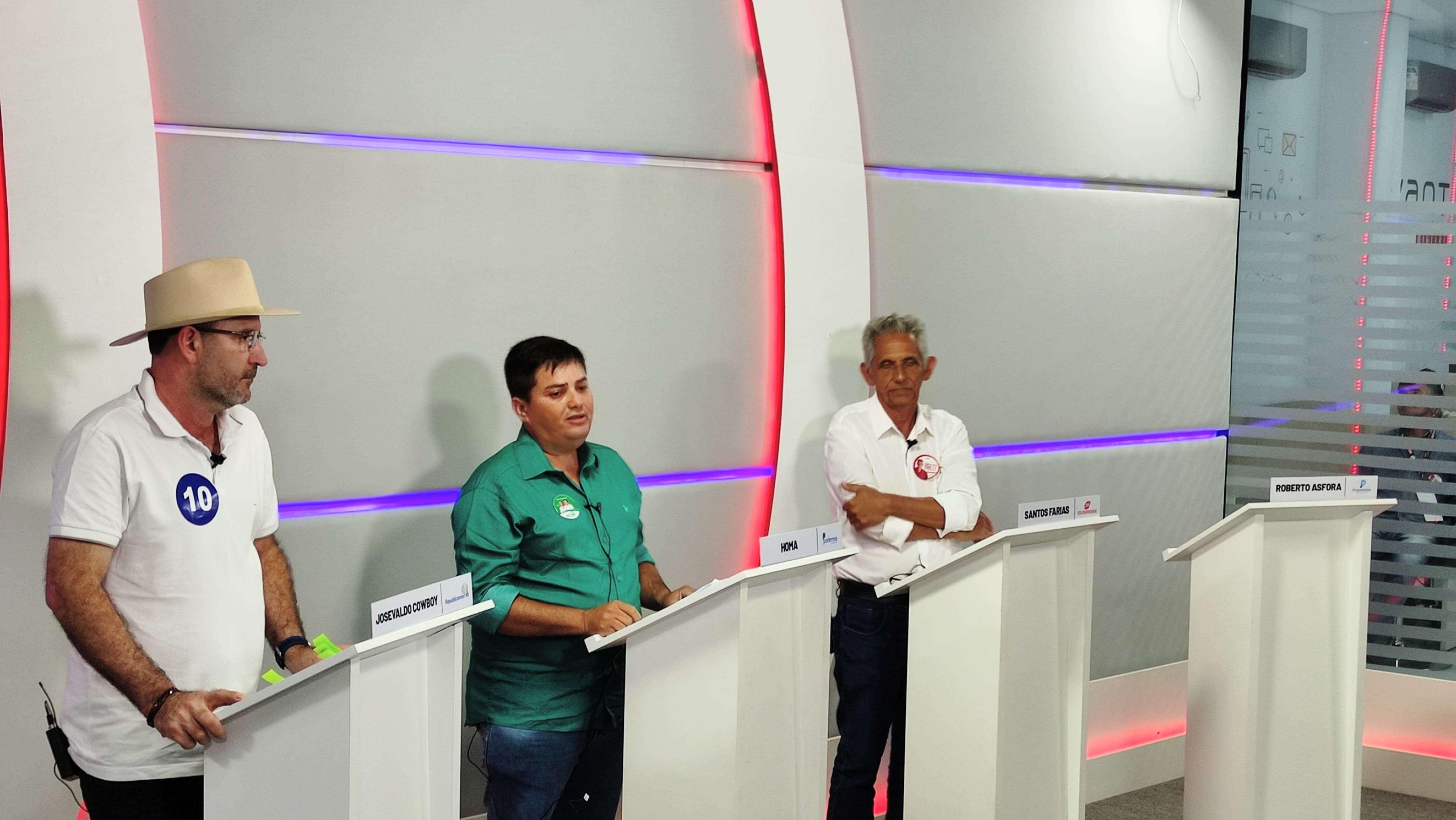 Candidatos à prefeitura de Brejo da Madre de Deus criticam ausência do atual prefeito no debate; 'arregão'