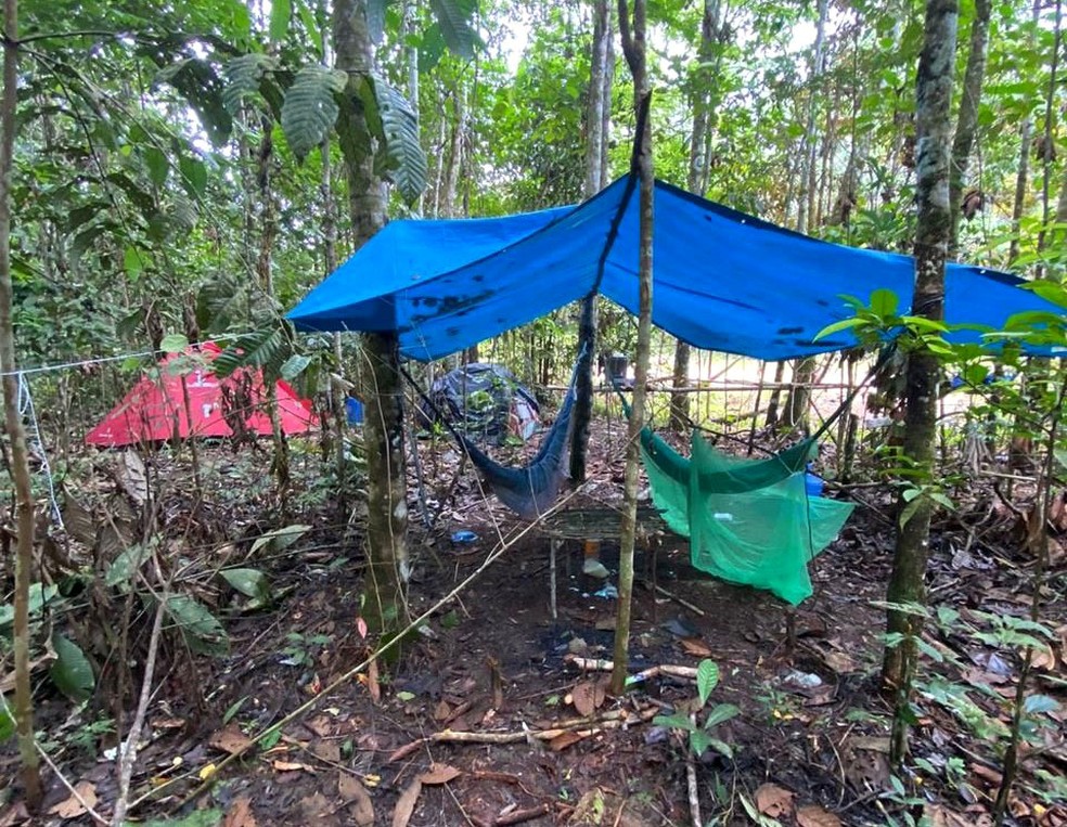 um acampamento dentro da floresta com barracas, antena de internet, comida e água frescas, com características de abandono recente, durante operação no AM. — Foto: Divulgação/Exército Brasileiro