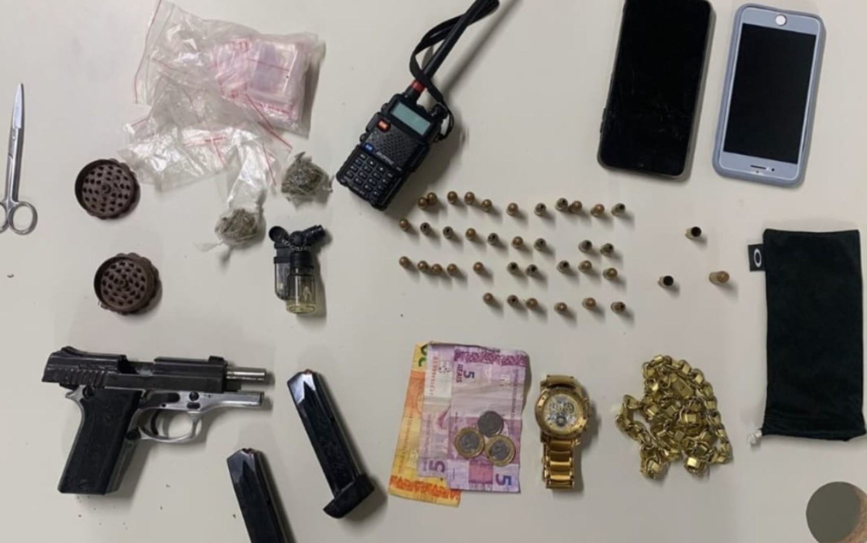 Mulher é presa em flagrante com arma, drogas e munições em conjunto residencial de Feira de Santana