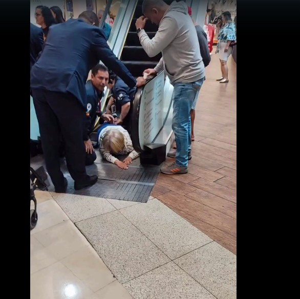 Mulher fica ferida e é levada para hospital após cair em escada rolante no Caxias Shopping