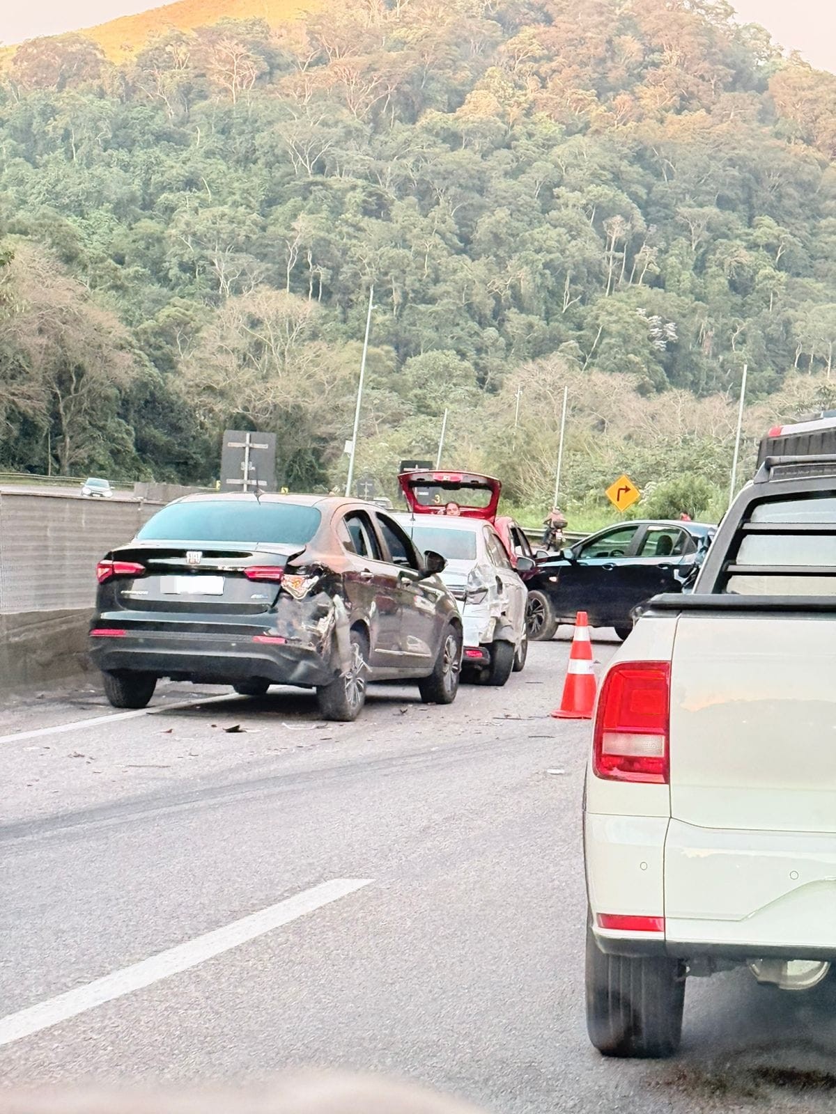 Acidente envolvendo quatro carros e um ônibus causa interdição da Via Dutra, em Piraí