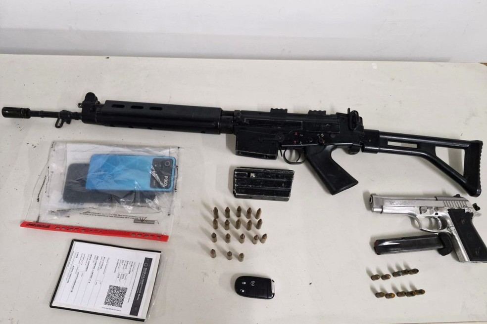 Polícia afirma que apreendeu armas com o suspeito — Foto: Divulgação/SSP-SP