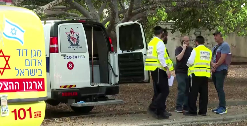 Ambulância socorre vítimas após ataque a facadas em Israel — Foto: Reuters