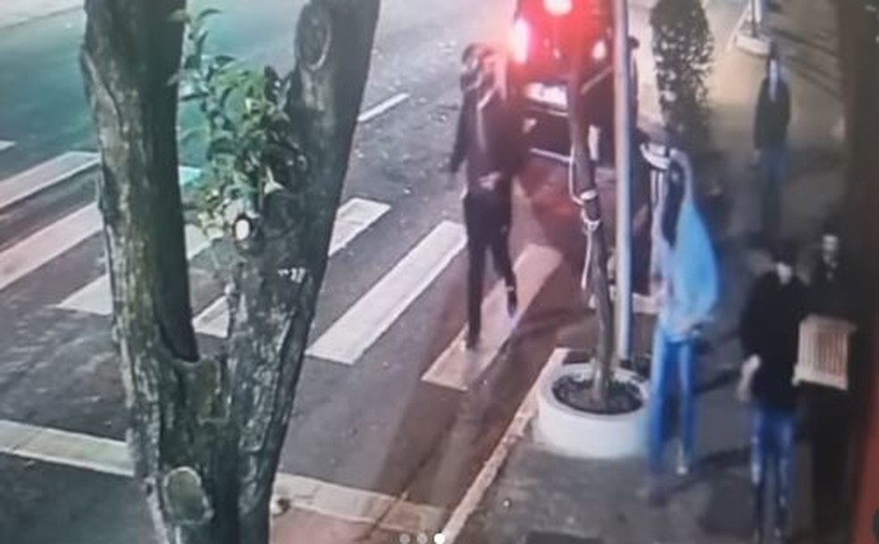 Câmera filmou parte dos vândalo, que estacionou carro e foi atacar CT do Palmeiras — Foto: Reprodução/Instagram