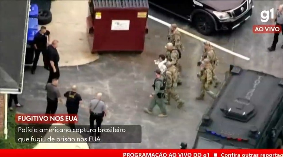 Danilo Cavalcante é levado por policiais — Foto: NBC/Reprodução