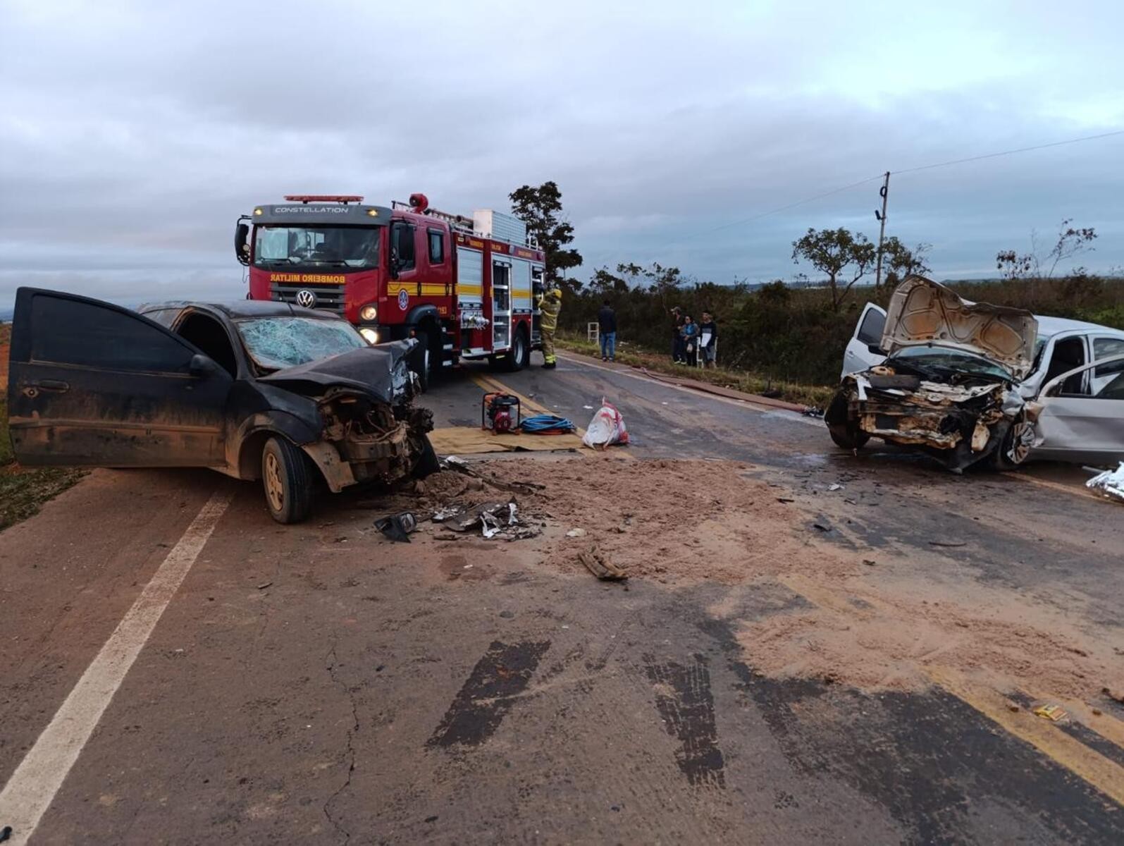 Acidente entre dois carros deixa cinco vítimas na MG-308; uma morreu no local