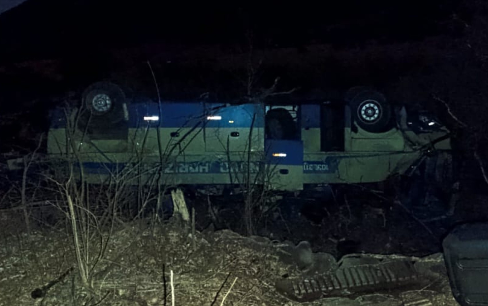 Mecânico e motorista morrem após ônibus cair em ribanceira em região conhecida como 'Curva da Morte' na Bahia