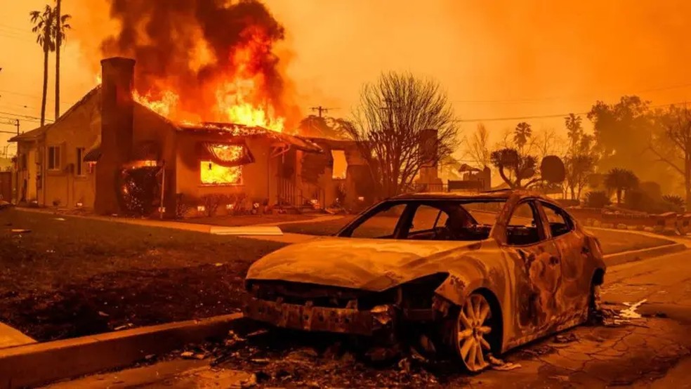 Cientistas afirmam que, se o aquecimento global se acelerar, devemos esperar mais incêndios florestais, como os que ocorreram no ano passado em Los Angeles, nos Estados Unidos — Foto: AFP via Getty Images