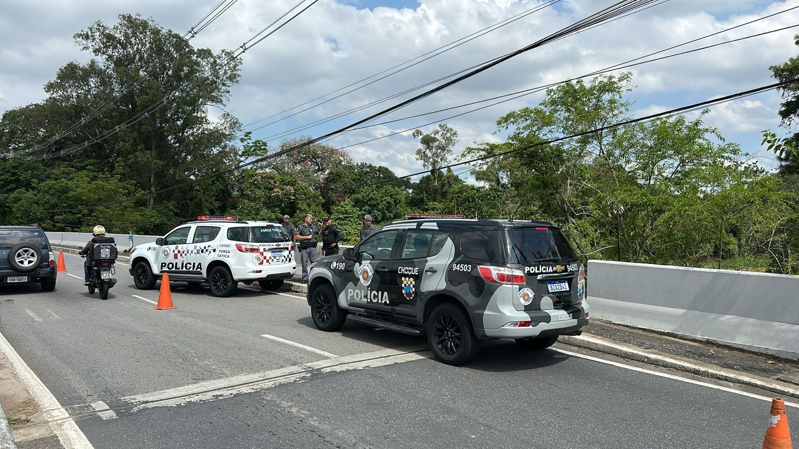 Gate chega a São José dos Campos após pescador encontrar artefato em rio; área está isolada