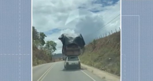 Vídeo flagra carro com carga 'gigante' em rodovia, na Paraíba