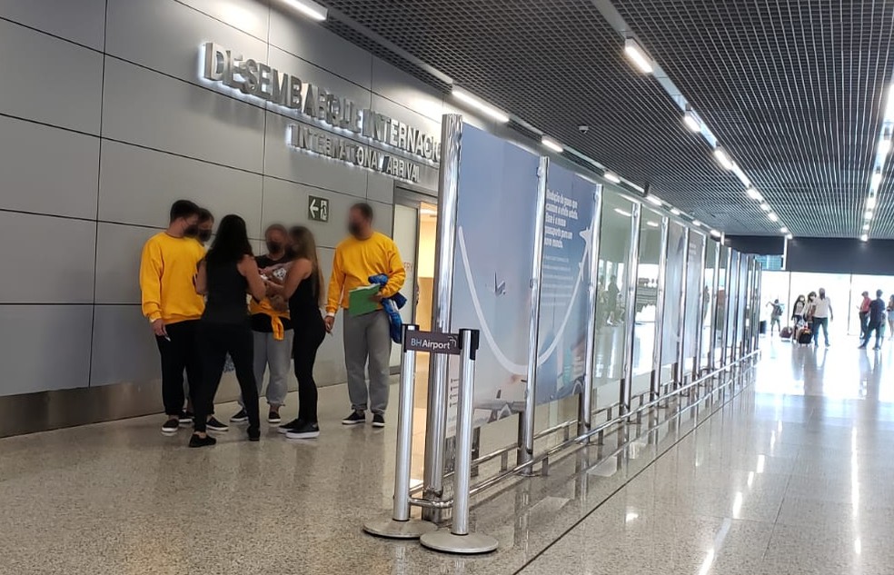 Deportados brasileiros chegando ao Aeroporto de Confins, em 2022. — Foto: Flávia Ayer / TV Globo
