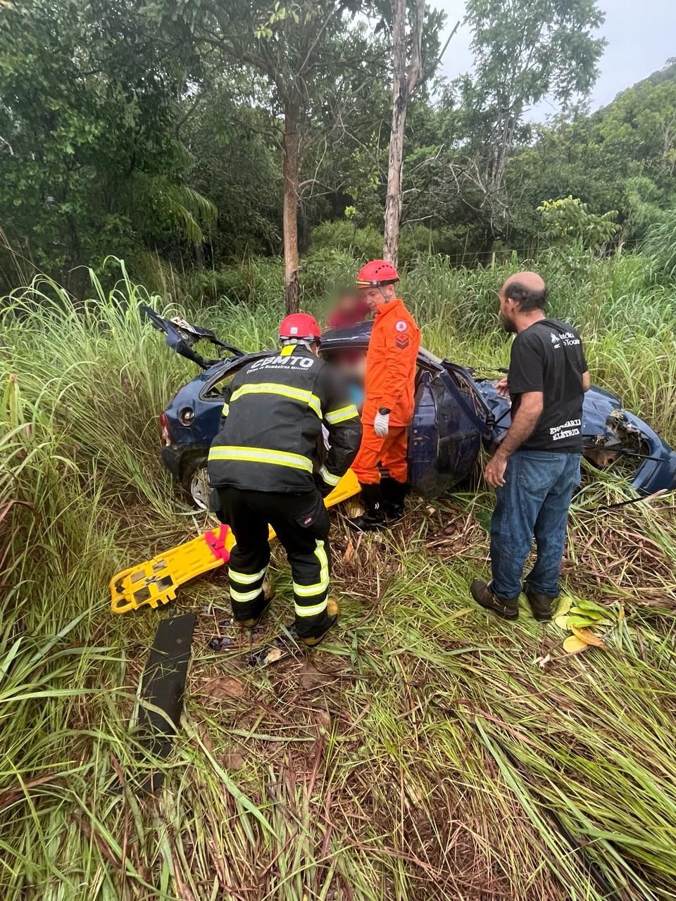 Casal e criança de 7 anos ficam feridos após carro sair da TO-010 e bater em árvore