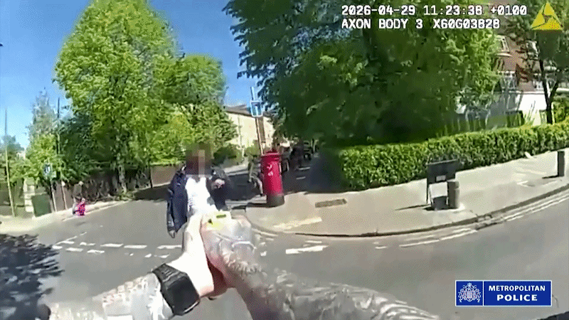 VÍDEO mostra policiais sendo ameaçados antes de prenderem acusado de ataque em Londres