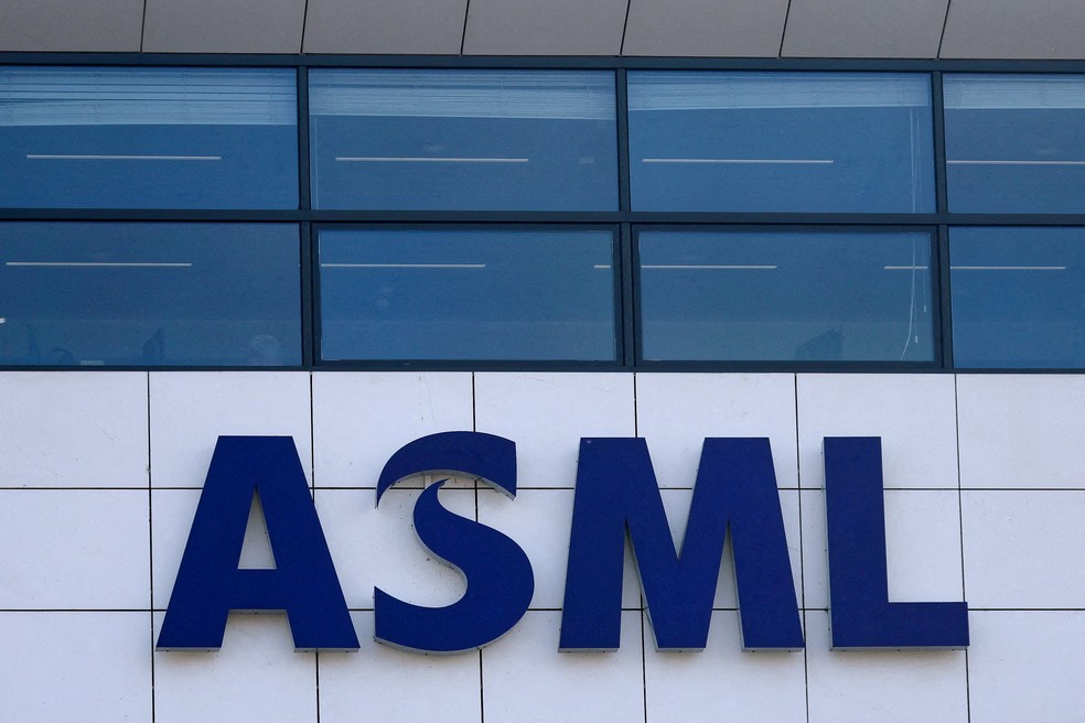 Logotipo da ASML na sede da empresa durante uma paralisação de trabalhadores contra os planos de redução do quadro de funcionários, em Veldhoven, na Holanda, em 24 de março de 2026. — Foto: REUTERS/Nicolas Economou