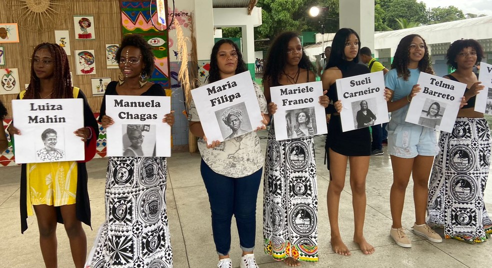Alunas do Centro Educacional Maria Quitéria exibem cartazes de personalidades negras. — Foto: Vitalina Silva/Arquivo pessoal