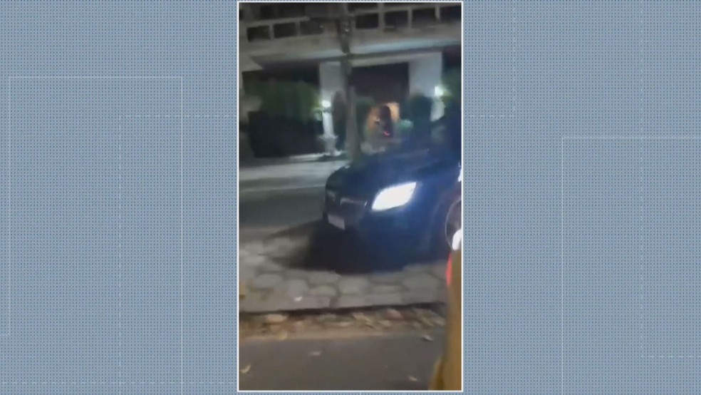 Mulher com carro de luxo subiu a calada na Zona Sul do Rio — Foto: Reproduo/ TV Globo