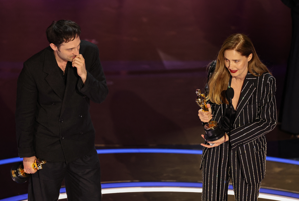 Justine Triet e Arthur Harari vencem prêmio de Melhor roteiro original por 'Anatomia de uma queda' no Oscar 2024 — Foto: REUTERS/Mike Blake