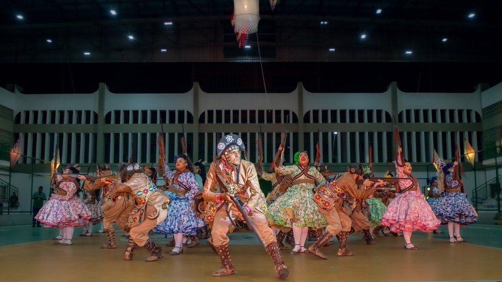Quadrilha Zé Testinha tem estilo próprio revivendo elementos do cangaço — Foto: Álvaro Bravo Jr/Ciranda Mídia/Divulgação