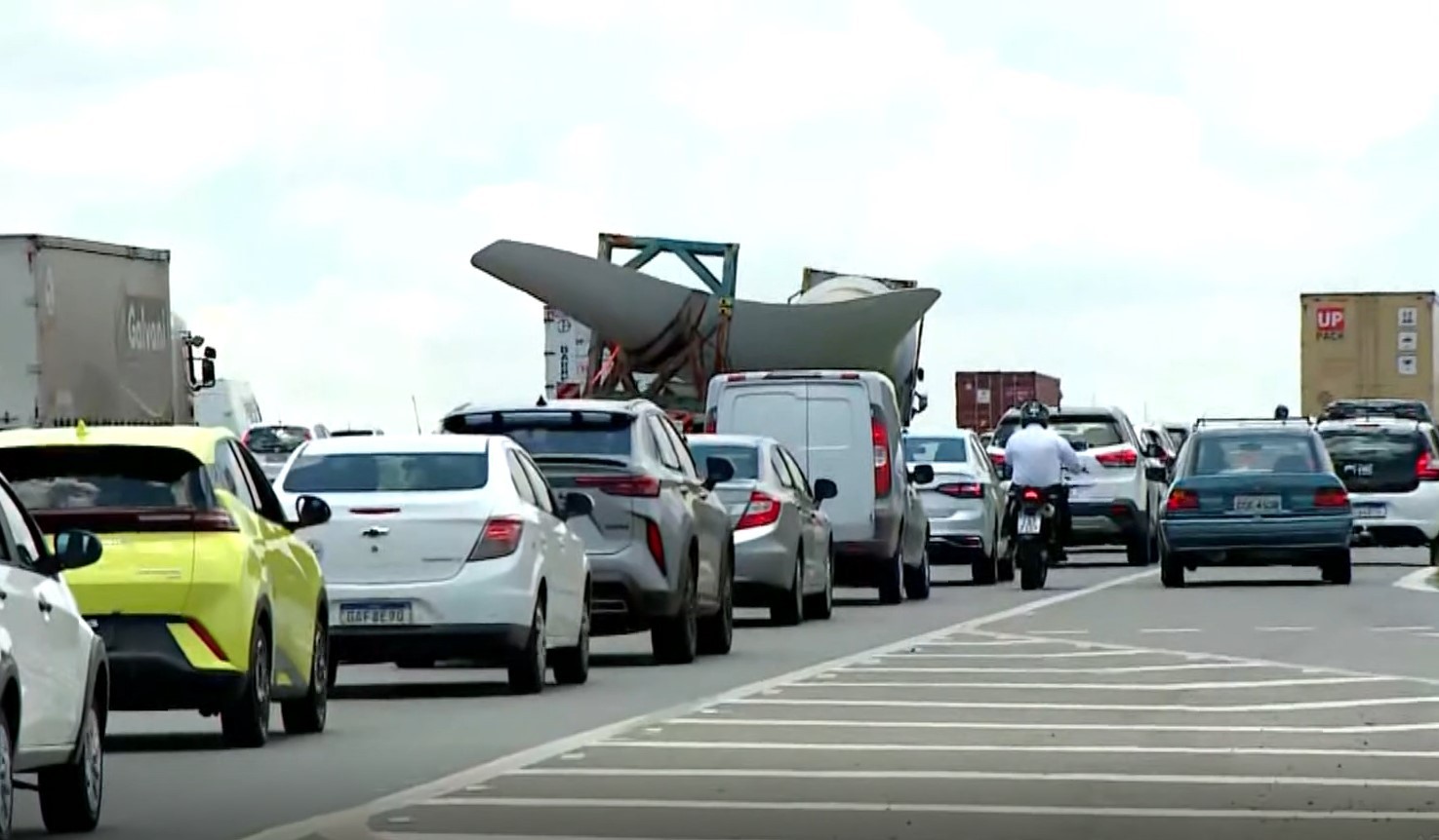 Carreta que levava pá eólica quebra e trava Rodovia Dom Pedro, em Campinas