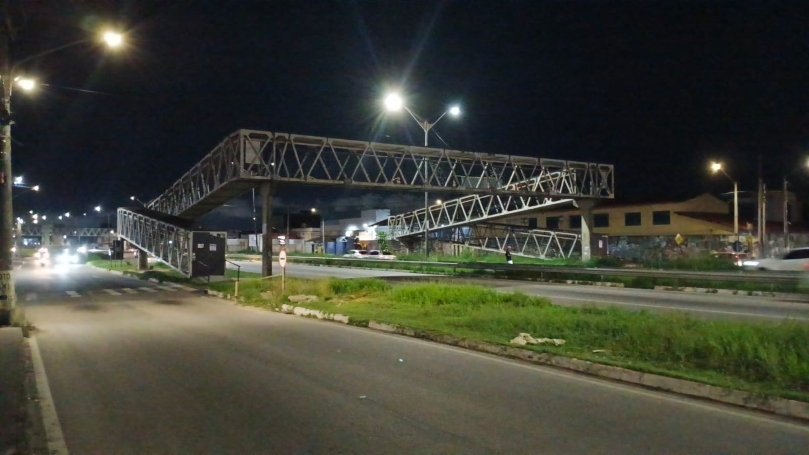 Passarela de onde mulher caiu na BR-101 em Parnamirim é interditada