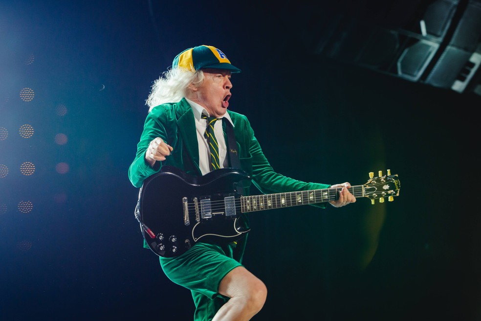 Angus Young em show do AC/DC, em São Paulo, em 2026 — Foto: MRossi/Live Nation Brasil
