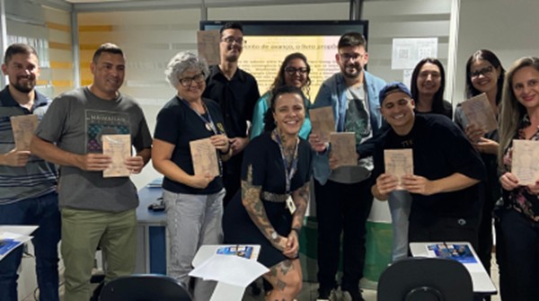 Uninter abre as portas para aluno lançar livro e comemorar sucesso acadêmico