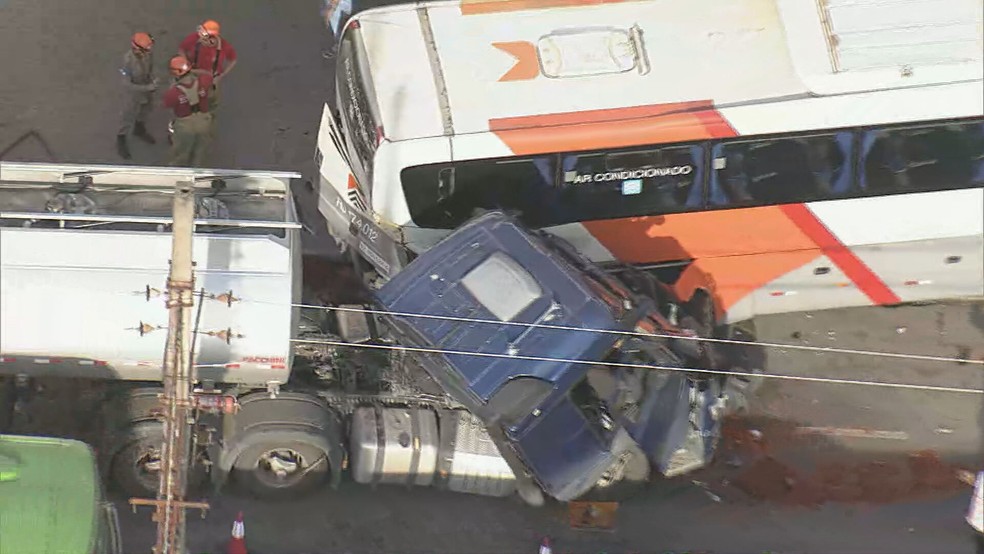 Acidente entre carreta e ônibus deixa ferido em Caxias — Foto: Reprodução/TV Globo