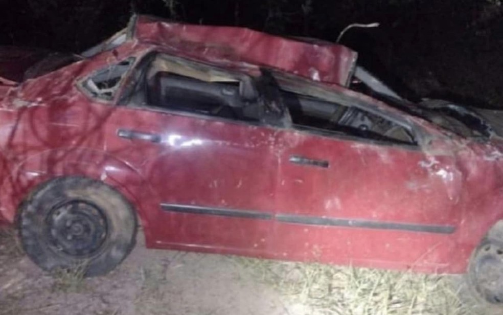 Jovem perdeu o controle da direção e o carro capotou várias vezes, em Pires do Rio — Foto: Reprodução/TV Anhanguera