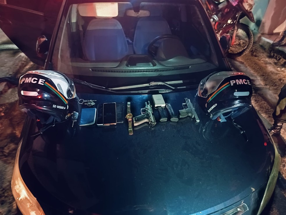 Três homens foram presos e duas armas foram apreendidas durante assalto a motorista de aplicativo que foi feito refém no porta-malas do próprio carro no Bairro Pici, em Fortaleza. — Foto: Polícia Militar/ Divulgação