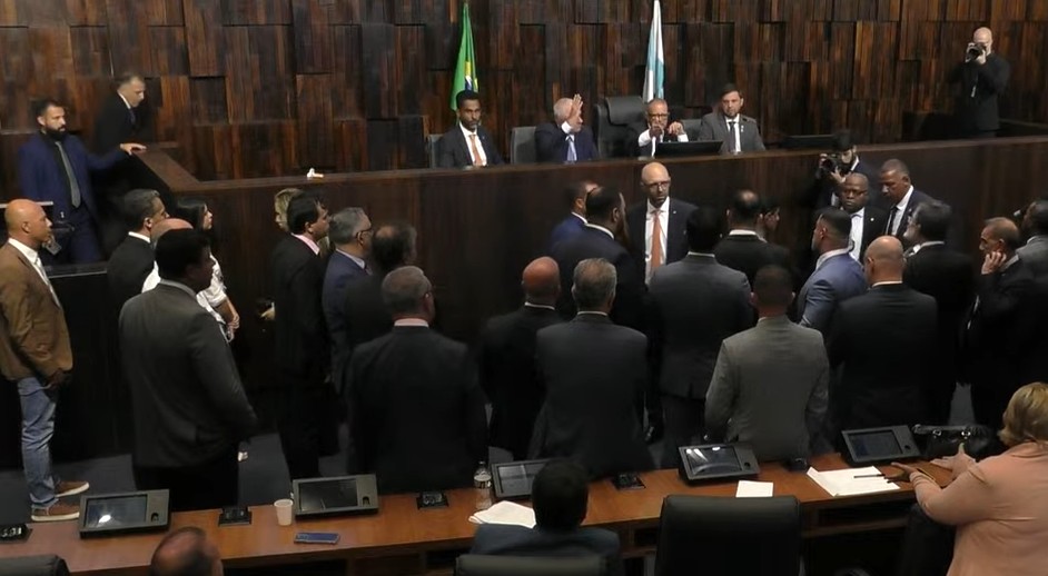 Deputados que votaram pela prisão de Bacellar denunciam retaliação no plenário da Alerj